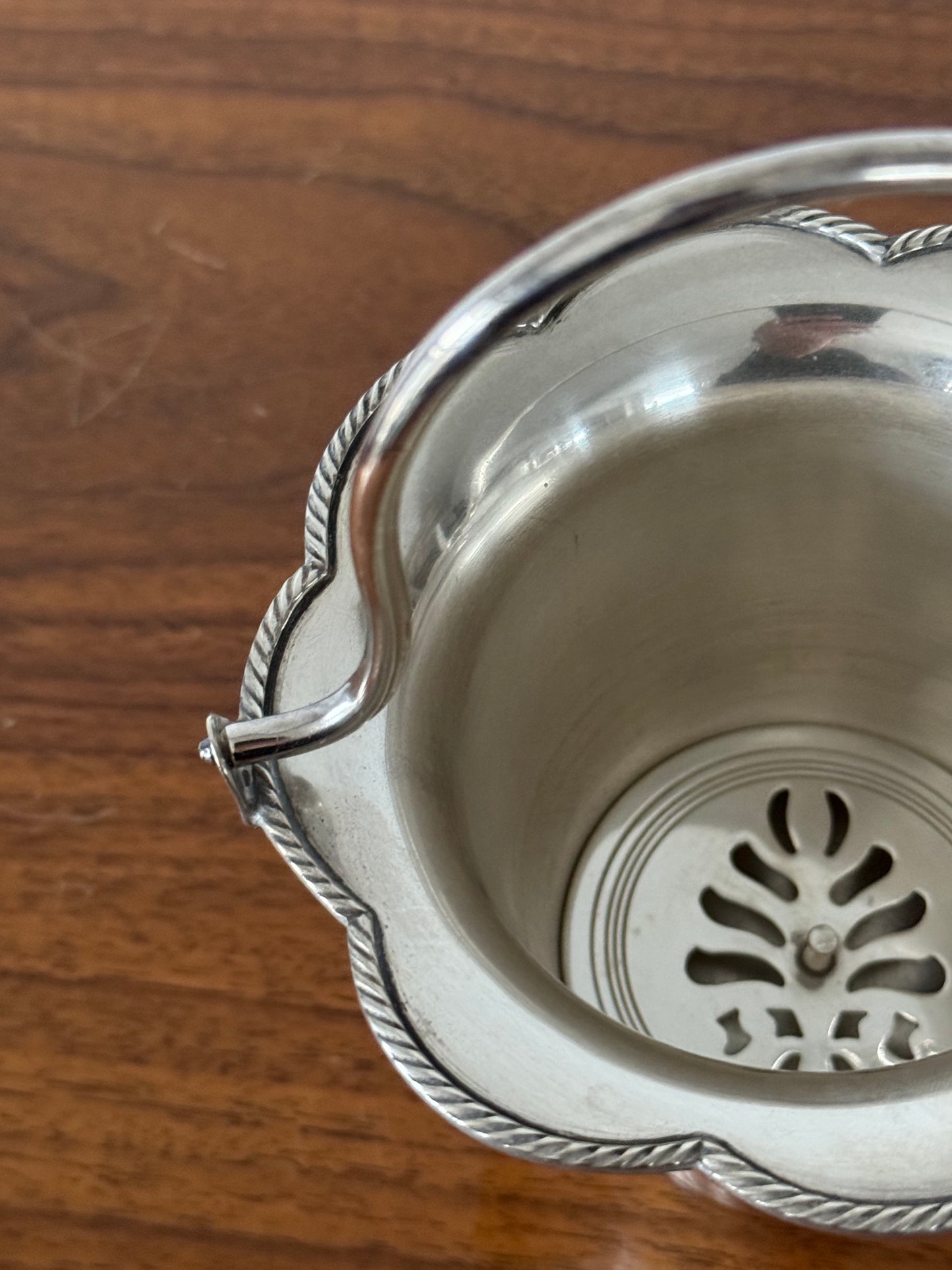 Small scalloped ice bucket with handle