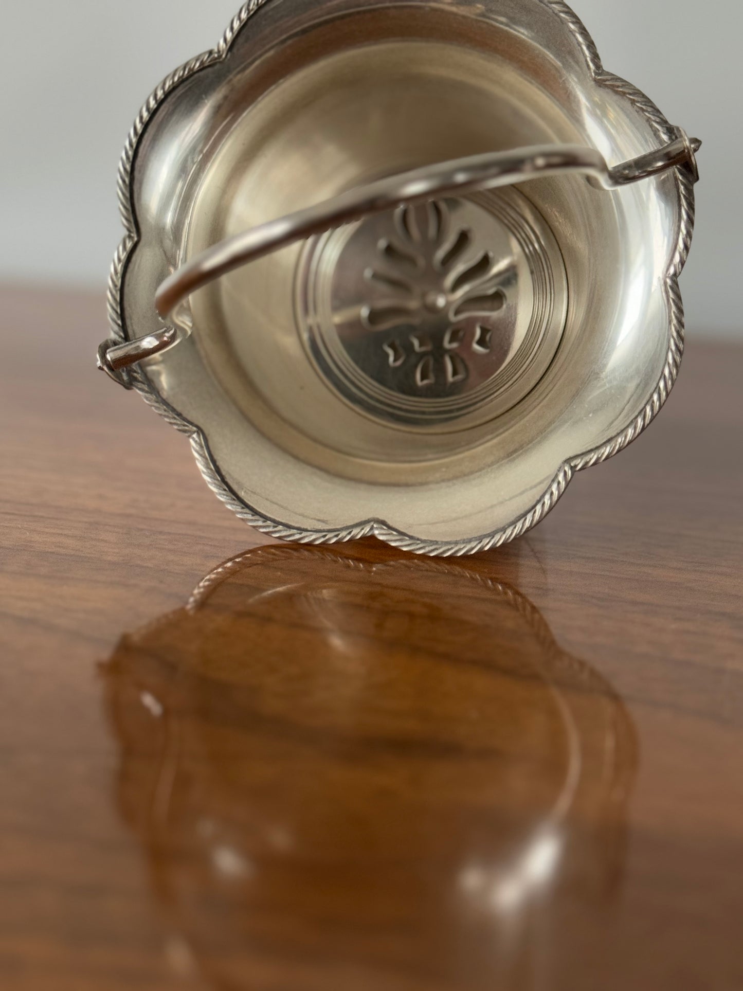 Small scalloped ice bucket with handle