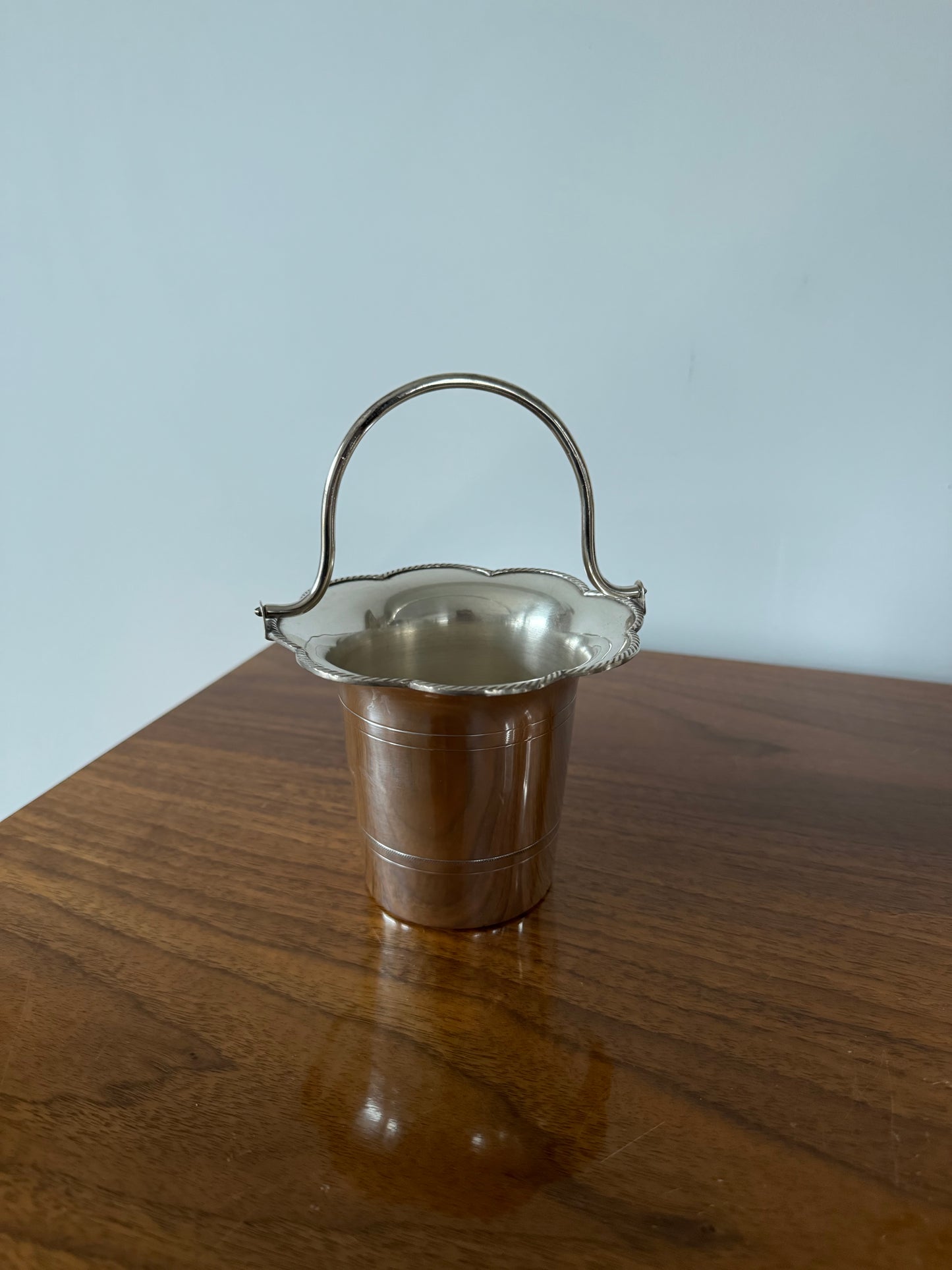 Small scalloped ice bucket with handle